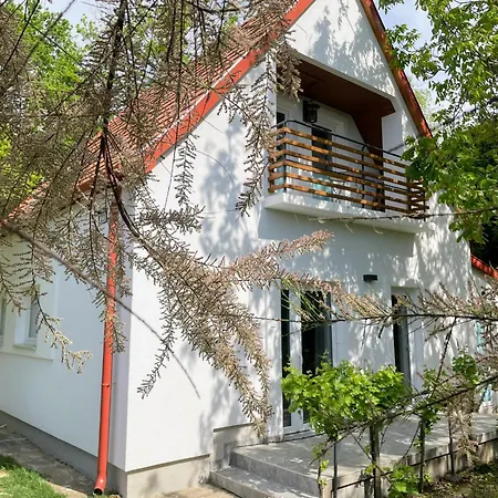 Quiet, Green, Relaxing Place - 2 Bedroom 巴拉顿菲赖德